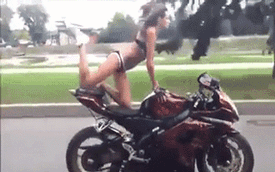 Nữ biker đầu trần, mặc bikini để "diễn trò" liều lĩnh trên mô tô