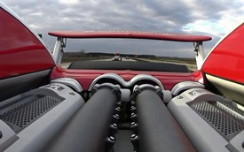 Hai siêu xe Bugatti Veyron "truy đuổi" nhau ở vận tốc hơn 320 km/h