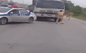 Quảng Ninh: Ô tô tải bỏ chạy bất chấp CSGT bám trên đầu xe