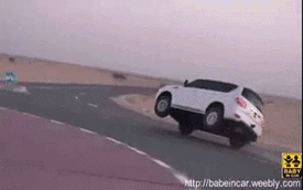 Dân chơi Dubai trêu ghẹo thiếu nữ với kỹ năng đi xe ôtô 2 bánh