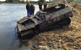 Xe bọc thép của phát xít Đức nguyên vẹn sau 70 năm dưới lòng sông