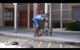Nể phục nam cua-rơ khuyết tật vẫn tự mình sửa chữa xe đạp