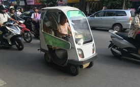 Ô tô điện tự chế "cực dị" trên đường phố Hà Nội