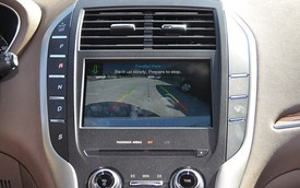 Đỗ xe song song: Người lái “siêu” hơn hay công nghệ tốt hơn?