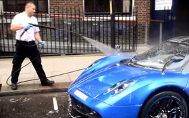 "Tắm rửa" siêu xe 40 tỷ đồng ngay trên phố