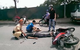 Lao xe máy vào CSGT, 2 người nhập viện
