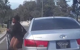 Phụ nữ đang đi bỗng nhảy khỏi xe, gây tai nạn liên hoàn
