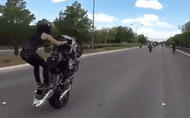 Nữ biker biểu diễn stunt ngay trên đường cao tốc