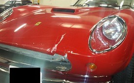 Nhầm lẫn chân ga và chân phanh, nhân viên đỗ xe "phá" Ferrari 8 triệu USD