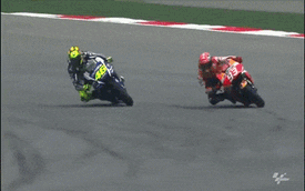 Valentino Rossi chơi xấu, Marc Marquez bị hạ "nốc ao" tại chặng 17 Moto GP 2015