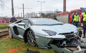 "Hạ gục" cột đèn, siêu xe Lamborghini Aventador Roadster "nát mũi"