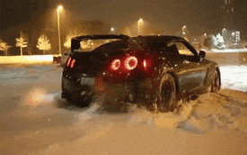 Siêu xe đường phố Nissan GT-R nghịch tuyết khạc ra lửa