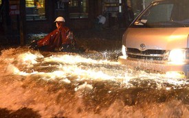 Hà Nội thành 'sông', ôtô tạo sóng đánh bạt xe máy