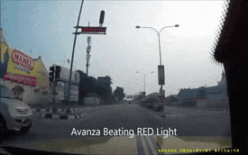 Toyota Avanza vượt đèn đỏ, hạ gục BMW M4