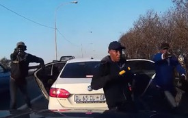 Camera hành trình tố nhóm người dùng súng cướp xe hơi ở Nam Phi
