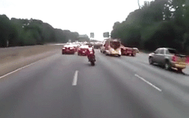 Lạng lách giữa đường cao tốc, biker gặp tai nạn