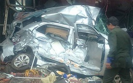 Vĩnh Phúc: Xe container mất lái, đè nát Hyundai i10