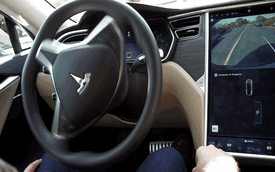 Xe điện Tesla biến thành xe tự lái chỉ bằng cập nhật phần mềm