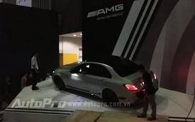 "Nín thở" xem vận chuyển hàng độc AMG C63 S Edition 1 ra khỏi triển lãm VMS 2015