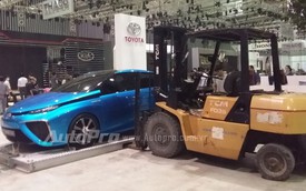 Xem 6 thợ hì hụi "vần bánh xe" Concept Toyota FCV ra khỏi triển lãm VMS 2015