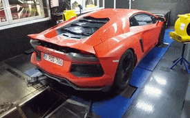 Xem "siêu bò" Lamborghini Aventador "khạc lửa" trên bàn thử Dyno
