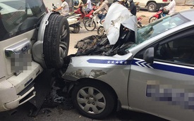 Hà Nội: Va chạm liên hoàn giữa 4 tô tô, đường Nguyễn Xiển ùn ứ gần 3 tiếng