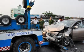 Không kịp tránh xe tải vượt đèn đỏ, xe Camry nát đầu trên đại lộ Phạm Văn Đồng
