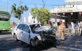 Tai nạn khiến ôtô nát đầu, 4 người trọng thương