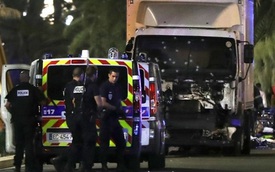Khủng bố lao xe tải vào đám đông ở Pháp, 77 người chết