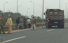 Hà Nội: CSGT lao ra đường chặn bắt xe vi phạm bị tông nguy kịch