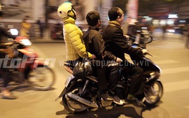 Vui đêm Giao thừa, người dân Thủ đô quên chấp hành luật giao thông