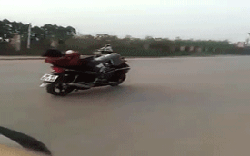 Bắc Giang: "Trẻ trâu" lái xe máy bằng chân, chạy vù vù trên đường