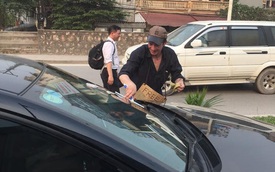 Cư dân mạng dậy sóng với ông Tây rửa kính miễn phí cho lái xe Việt
