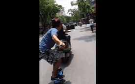 Hà Nội: Thanh niên ngoại quốc bám xe máy trượt ván trên phố