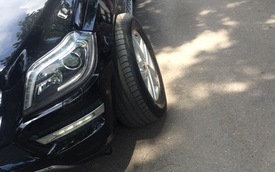 Hà Nội: Mercedes-Benz GL-Class đang đi thì gặp nạn vì bánh không bắt ốc