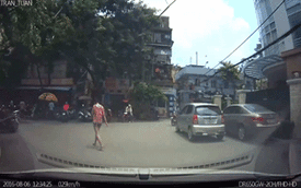 Hà Nội: Lái xe hú hồn với em bé thình lình qua đường