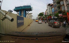 Hà Nội: Lái xe ô tô hết hồn với thanh sát thò ra từ công trình đường sắt trên cao