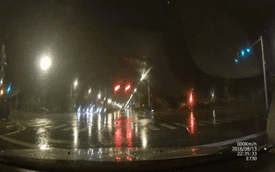 Xe bán tải tạt đầu xe ben trong đêm mưa gió