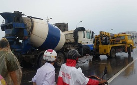 Hà Nội: Xe trộn bê-tông "cày" tung giải phân cách trên cầu Vĩnh Tuy