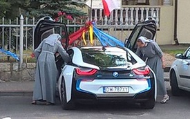 Cư dân mạng xôn xao với hình ảnh hai bà sơ lái BMW i8