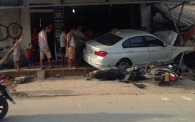 Hà Nam: Phóng nhanh, BMW 3-Series đâm vào cửa hàng điện thoại