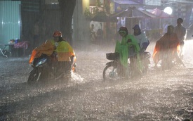 Hàng loạt tuyến đường ở Sài Gòn hỗn loạn vì ngập kinh hoàng trong mưa lớn