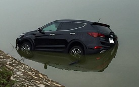 Hà Nội: Va chạm với xe máy, Hyundai Santa Fe đời mới rơi xuống sông
