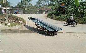 Hà Nội: Xe chở tôn trôi dốc, một người bị thương nặng