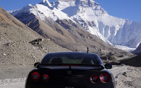 Người đàn ông gây choáng khi lái siêu xe Nissan GT-R từ Singapore đến núi Everest