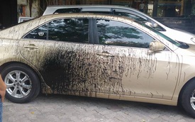 Hà Nội: Toyota Camry bị hất sơn lên sườn xe, cư dân mạng xôn xao