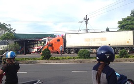 Quảng Trị: Xe container nổ lốp, đẩy ô tô khách vào nhà dân