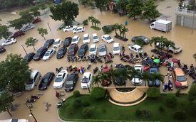 Hàng loạt ô tô "chết đuối" trong nước ngập tại thành phố Vinh