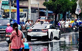 Hình ảnh BMW i8 lội nước tại Sài Gòn gây xôn xao trên mạng xã hội nước ngoài