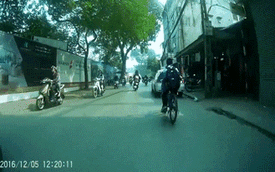 Tranh cãi vì học sinh đi xe đạp đâm vào taxi đang lùi trên phố